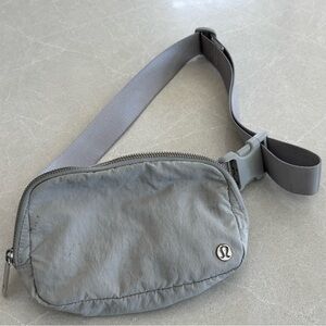 lululemon athletica Light Gray Everywhere 1L Waist Bag Fanny Pack Travel